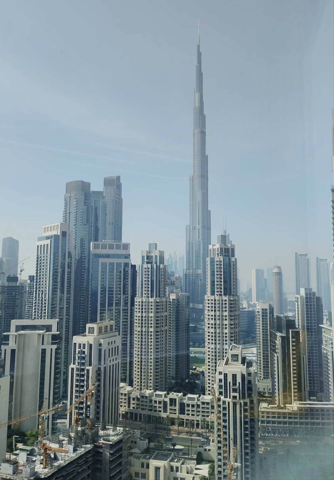 钢铁峡谷中的过客：我在迪拜的通勤与战争